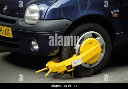 Collier roue de voiture sur Amsterdam Banque D'Images