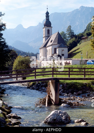 Ramsau, église paroissiale Saint Fabian und Sebastian, Ostansicht vor der Reiteralpe Banque D'Images