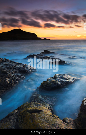 Crépuscule sur la côte à près de Lands End Ledden de Porth, Cornwall Banque D'Images