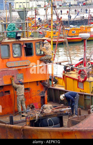 Bateau de pêche colorés et des travailleurs dans le port de Mar del Plata, Buenos Aires, Argentine Banque D'Images