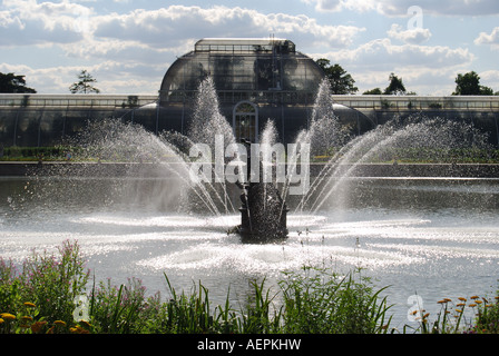Fontaine de Palm House, Royal Botanical Gardens, Kew, London Borough of Richmond upon Thames, Greater London, Angleterre, Royaume-Uni Banque D'Images
