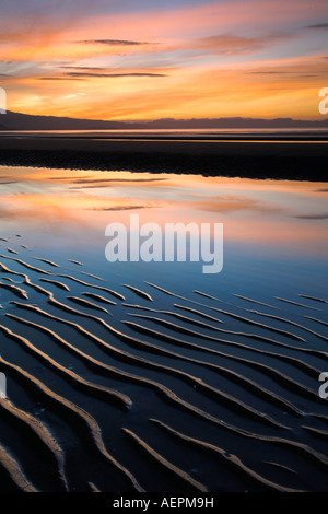 Coucher du soleil et sable ondulations sur Pakawau Beach à Golden Bay, Nouvelle-Zélande Banque D'Images