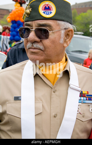 Fier vétéran Chicano AmVets préparation à mars dans l'unité militaire de parade. Le Cinco de Mayo Fiesta. T 'Paul' Minnesota USA Banque D'Images