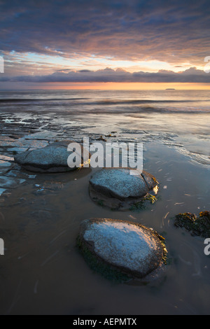 Rochers arrondis sur le rivage de Kilve plage jouxtant le canal de Bristol. Sur l'horizon peut être vu l'île de Holm. Banque D'Images