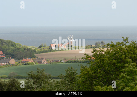 Weybourne village et moulin situé dans le North Norfolk paysage. Banque D'Images