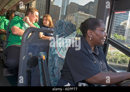 Chicago Illinois une charte bus driver threads son chemin à travers les rues de la ville de Chicago Banque D'Images