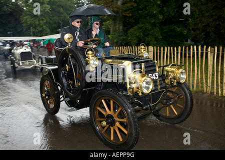 1902 Panhard et Levassor 16CH laisse un paddock humide au Goodwood Festival of Speed, Sussex, UK. Banque D'Images