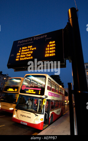 Nouvel arrêt de bus électronique à Brighton montre les temps d'attente Banque D'Images