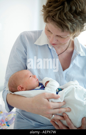 Mère avec un bébé dans ses bras Banque D'Images