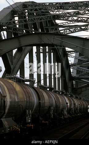 Transporter de l'eau train de marchandises à une raffinerie de gaz à Cologne, Rhénanie du Nord-Westphalie, Allemagne. Banque D'Images