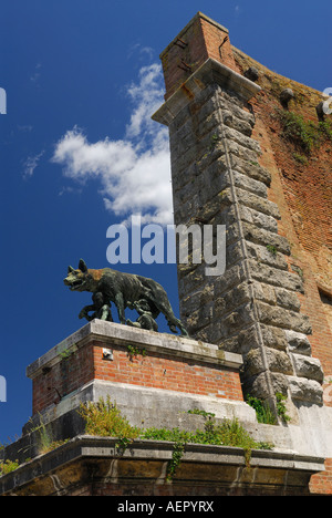 Statue romaine de loup elle allaitant Romulus et Remus à l'ancienne porte de la ville haute à Sienne Toscane Italie Banque D'Images