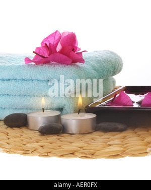 Azalea bougie et serviette sur tapis bleu Banque D'Images