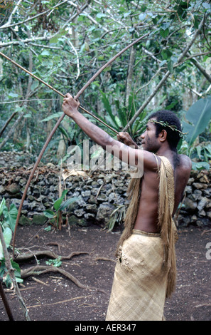 Jeune garçon jouant un instrument de musique traditionnel, Ekasup Village culturel, l'île d'Efate, Vanuatu Banque D'Images