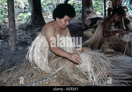 Femme tissant baskets Ekasup Village Culturel de l'île d'Efate Vanuatu Banque D'Images