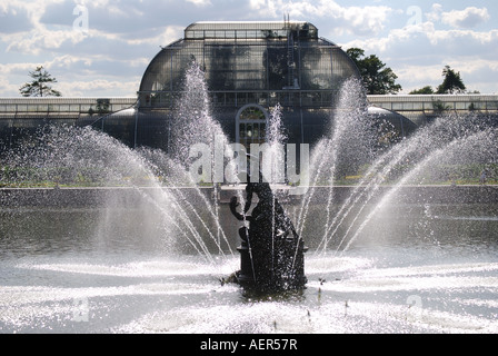 Fontaine de Palm House, Royal Botanical Gardens, Kew, London Borough of Richmond upon Thames, Greater London, Angleterre, Royaume-Uni Banque D'Images