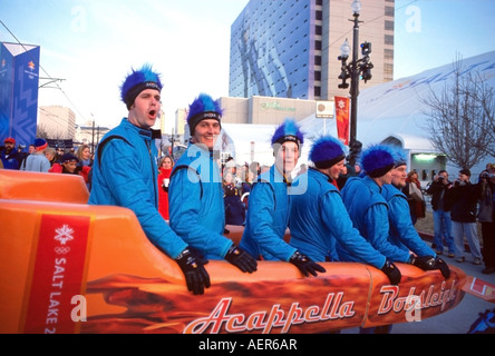 6 jeunes hommes veuillez la foule, pendant les Jeux Olympiques d'hiver de 2002 à Salt Lake City, Utah, USA ,comme une équipe de bobsleigh de chant. Banque D'Images