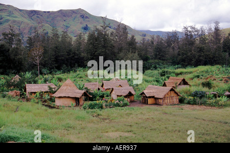 Petit village dans la vallée Ramu dans les hautes terres de la Papouasie-Nouvelle-Guinée Banque D'Images