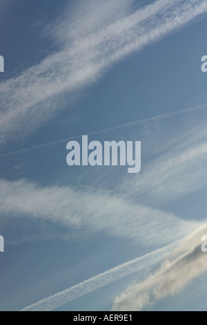 Traînée de vapeur ciel bleu et nuages Banque D'Images