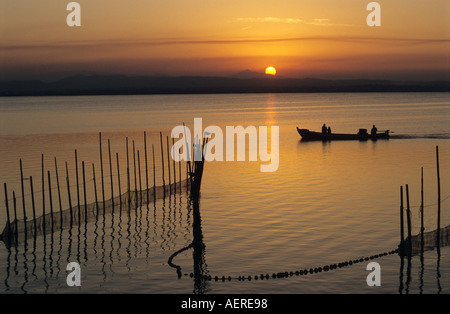 Coucher de soleil en bateau au lac Albufera Valencia Espagne Banque D'Images