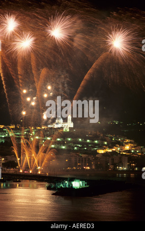 Beau feu d'artifice se reflétant dans la mer, avec la vieille ville d'Altea sur la colline, Altea, Costa Blanca Alicante Valence Espagne Banque D'Images