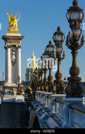 Pont Alexandre III pont sur la Seine avec l'Hôtel des Invalides au-delà de Paris France Banque D'Images