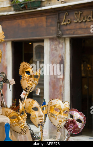 Les masques vénitiens en vente sur Shop Campo le long de la zone de San Marco Venise Italie Banque D'Images