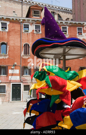 Chapeaux colorés à un décrochage dans le centre de Campo S Vidal San Marco Venise Italie zone Banque D'Images