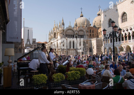 Les musiciens et les clients du Gran Cafe Chioggia de l'autre côté de la piazza du Palais des Doges Venise Italie Banque D'Images