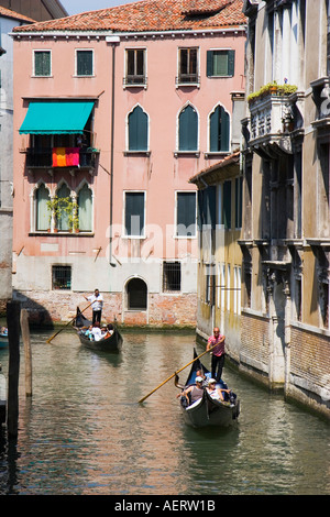 Deux gondoles sur le Rio del Paradiso Venise Italie Banque D'Images