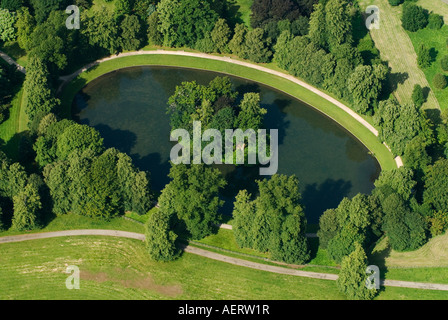 Lac ovale et île où la princesse Diana de Galles est enterrée. Son dernier lieu de repos Althorp House Northamptonshire Angleterre des années 2000 Royaume-Uni HOMER SYKES Banque D'Images