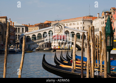 Gondoles amarré près du Pont du Rialto sur le Grand Canal Venise Italie Banque D'Images