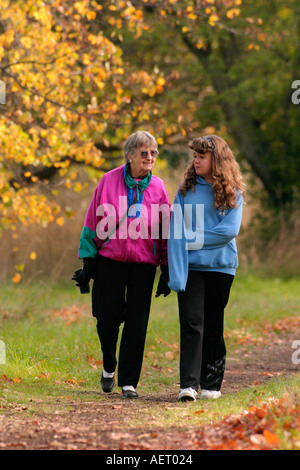 Grand-mère et petite-fille de marcher dans le parc en automne. Banque D'Images