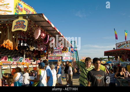 Grayslake ILLINOIS foule de gens passent devant l'arcade de jeux stands à Lake County Fair Banque D'Images