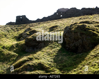 Les pentes rocheuses du château de Tintagel Castel Dyntagell Cornouailles du Nord Banque D'Images