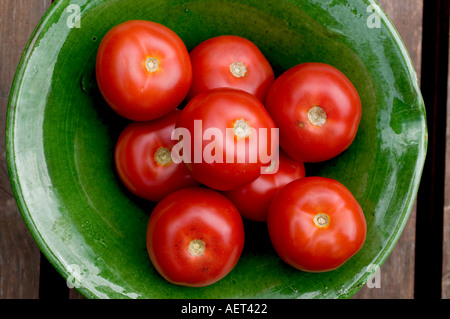 Les tomates dans un bol vert Banque D'Images