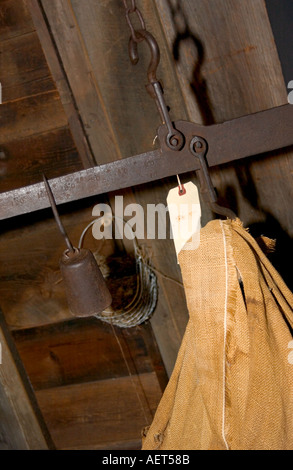 Balle de coton suspendue sur une balance suspendue au South Carolina Cotton Museum à Bishopville, États-Unis. Banque D'Images