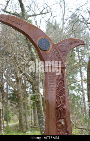 National cycle network post de marqueur dans la forêt Banque D'Images