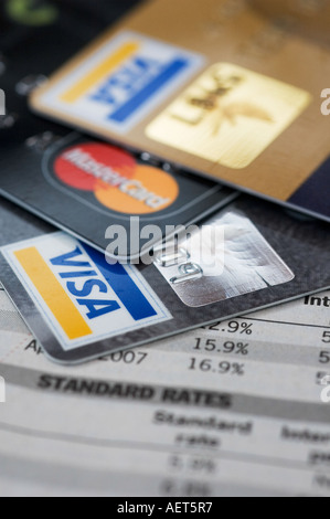 Cartes de crédit Visa et Master en finances personnelles journal section, UK Banque D'Images