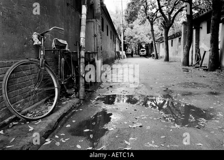 Un Hutong de Beijing sous la pluie 2003 Chine Banque D'Images