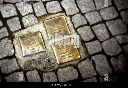 Plaques commémoratives de l'Holocauste (Stolperstein) pour les victimes juives des nazis en WW2, enchâssées dans le pavé de Hackescher Markt, Berlin, Allemagne Banque D'Images