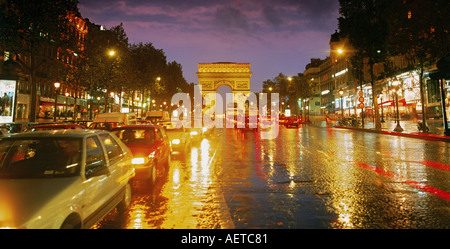 La circulation sur les Champs-elysées avec l'Arc de Triomphe Banque D'Images