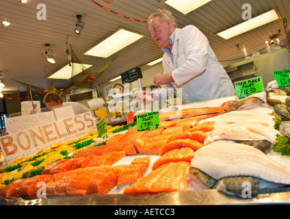 Décrochage du marché intérieur la vente de poisson frais England UK Banque D'Images