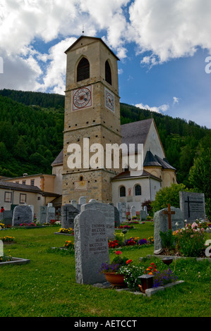 Clocher et cimetière de Mustair monastère en Suisse Banque D'Images