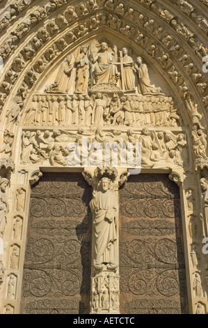 Paris, France. La Cathédrale Notre Dame. Détail de figures sculptées dans le portail central au-dessus de la porte principale ou porte de jugement Banque D'Images