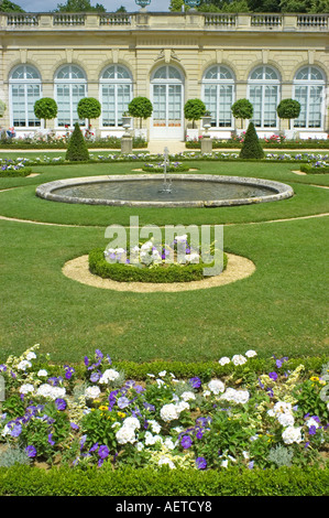 Paris, France. Parc de bagatelle dans le Bois de Boulogne. L'Orangerie et le jardin formel Banque D'Images