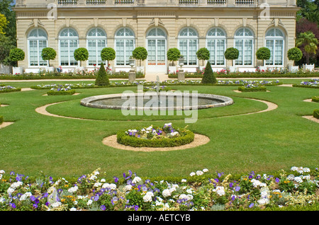 Paris, France. Parc de bagatelle dans le Bois de Boulogne. L'Orangerie et le jardin formel Banque D'Images