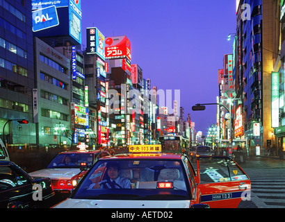 Les taxis et le trafic de pied dans quartier de Ginza de Tokyo la nuit Banque D'Images