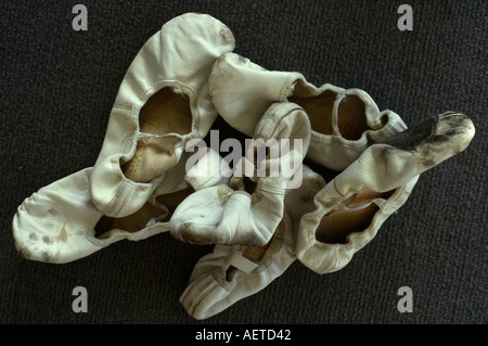 Chaussures de ballet usagées usagées jetées laissées sur le sol. Royaume-Uni Londres Angleterre HOMER SYKES Banque D'Images