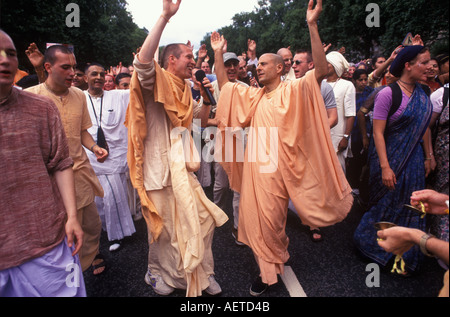 Mouvement Hare Krishna. Hindou Rathayatra ou festival chariot. Danse de dévot célébrer alors qu'ils marchent sur Park Lane Londres années 2004 2000 Royaume-Uni HOMER SYKES Banque D'Images