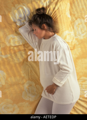 Femme enceinte de couchage Banque D'Images
